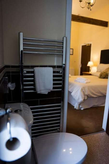 Cambrian Inn Tredegar エクステリア 写真
